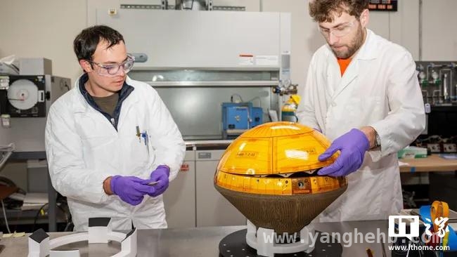 NASA 与火箭实验室合作，私人金星探测器热盾技术突破，聚焦金星探索：首个私人探测器热盾安装进展与发射计划