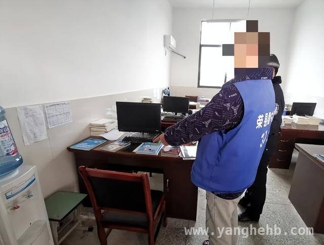 荣县学校盗窃案告破，嫌犯偷食留怪字条背后真相