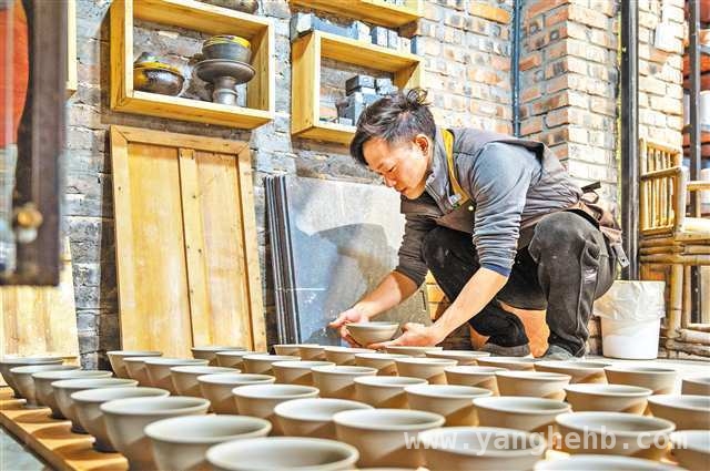 “植物灰釉”：“90后”为荣昌陶带来的新魔法，扎根川渝小镇，“90后”陶艺夫妇创新传承之路
