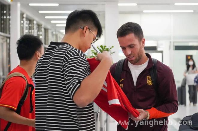 塞尔吉尼奥火线加盟，国足客场战沙特能否逆袭？，客场挑战沙特，国足抢分能否扭转出线乾坤？