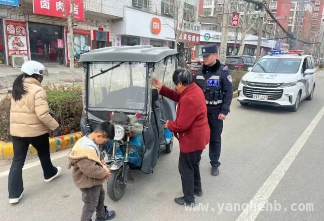 登封警方春日出击，用爱诠释“群众事无小事”，阳春三月，登封交警与民警书写暖心服务篇章