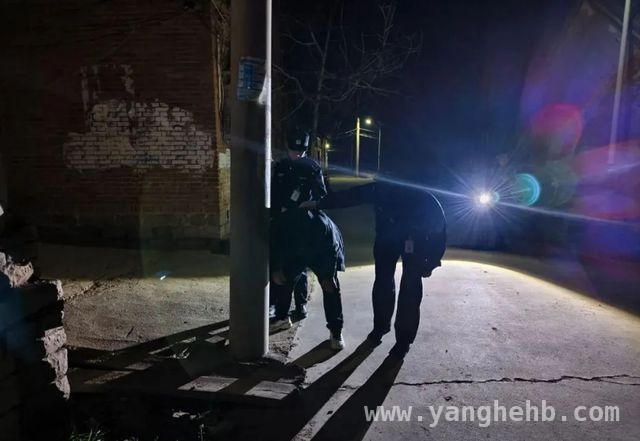 登封警方春日出击，用爱诠释“群众事无小事”，阳春三月，登封交警与民警书写暖心服务篇章