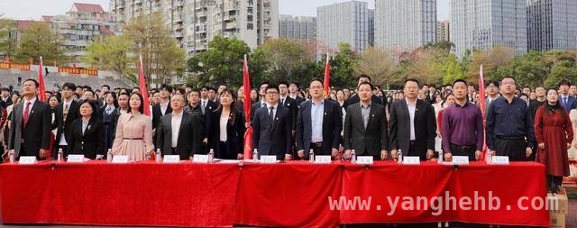 宝安中学高三成人礼：十八岁开启人生新征程 深圳宝安中学高三成人礼：点燃青春，肩负使命