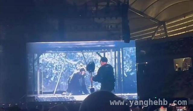 莫文蔚苏州演唱会：雨中摔倒，用歌声续写传奇 3·15苏州大雨，莫文蔚湿滑舞台摔倒坚持表演