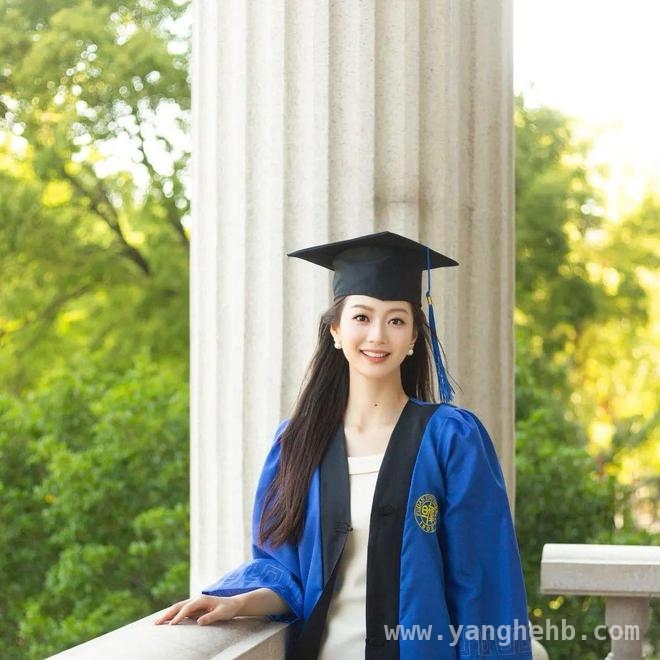 品质盛典小插曲：冯琳口误，李昀锐宽容化解，冯琳误叫李昀锐名字后道歉，双方互动暖人心