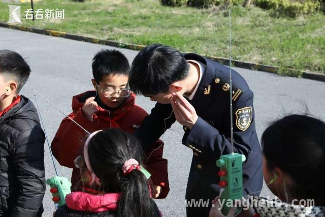 全国中小学安全教育日，上海合兴小学师生沉浸式体验水上安全科普，上海海岸电台携手开展活动，以科技实践筑牢青少年水上安全意识