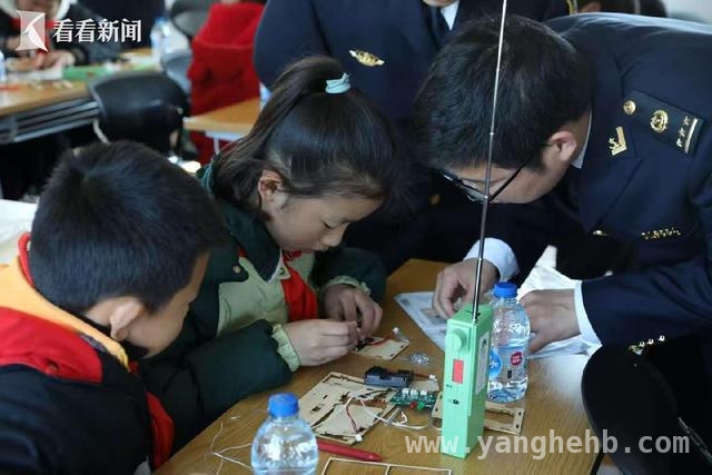 全国中小学安全教育日，上海合兴小学师生沉浸式体验水上安全科普，上海海岸电台携手开展活动，以科技实践筑牢青少年水上安全意识