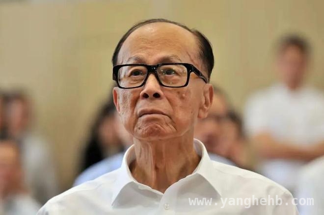 李嘉诚港口出售风波：沉默背后引争议，李嘉诚出售港口遭指责，爱国立场引深思
