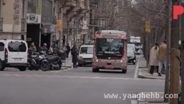 震撼！中国无人驾驶小巴在巴塞罗那掀起体验狂潮，巴塞罗那街头：中法合作无人驾驶小巴开启未来出行新篇