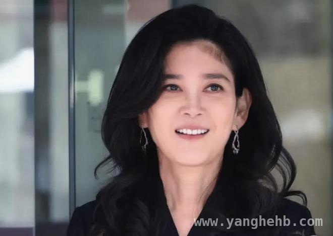 55岁宛如30岁，李富真自然美震撼登场！