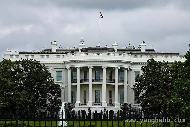 特朗普签署行政令欲解散教育部，两党纷争再起，美国教育部“命悬一线”：特朗普计划与民主党反对声浪