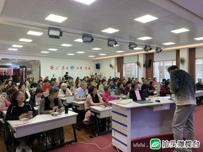 DeepSeek智趣课堂：让汕头龙湖老人拥抱智能科技新生活，3月20日，汕头龙湖区开启老年人AI适老化教学盛宴