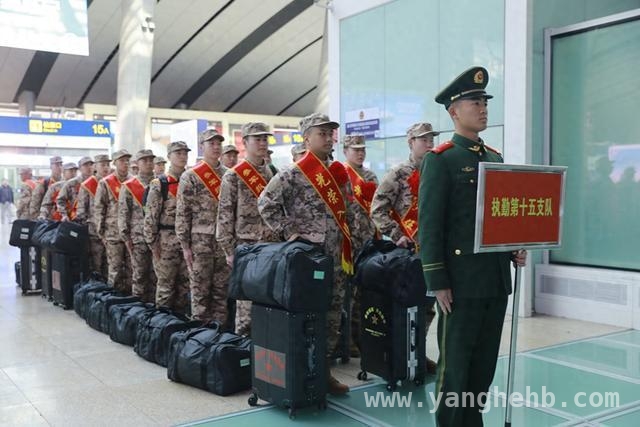 北京火车站：武警新兵开启热血军旅新征程，“迷彩色”亮相北京车站，新兵怀揣梦想进军营