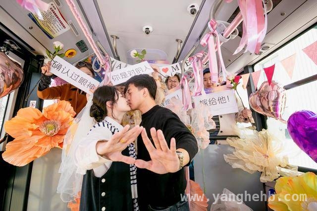 浪漫公交求婚，专属定制留住爱情记忆 青岛公交上演浪漫求婚，创意包车开启幸福新篇