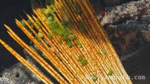 湖南两家烧烤店推出“麻辣竹签”，销量惊人！ “嗦签子”成新潮流，湖南烧烤店引关注！