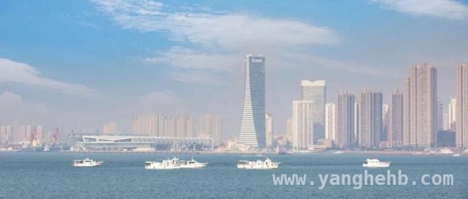 2025山东港口集装箱会成果丰硕，青岛港绿色能源合作签约意义重大 山东港口青岛港签署绿能合作备忘录，为全球航运低碳转型添动力