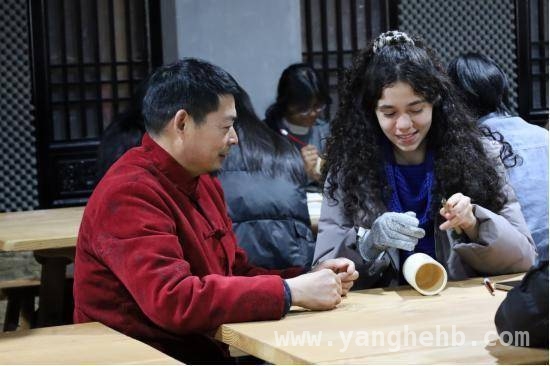 外国学生在徽州雕刻博物馆开启精彩非遗体验之旅，一场跨国非遗对话：外国学生与徽州竹雕的邂逅