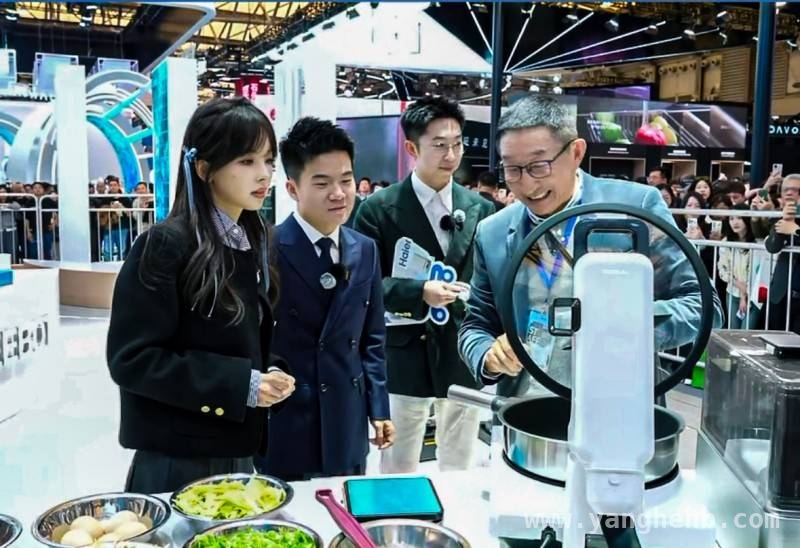 AWE2025添可展台亮点多，王冰冰董宇辉直播“云探展”引热潮