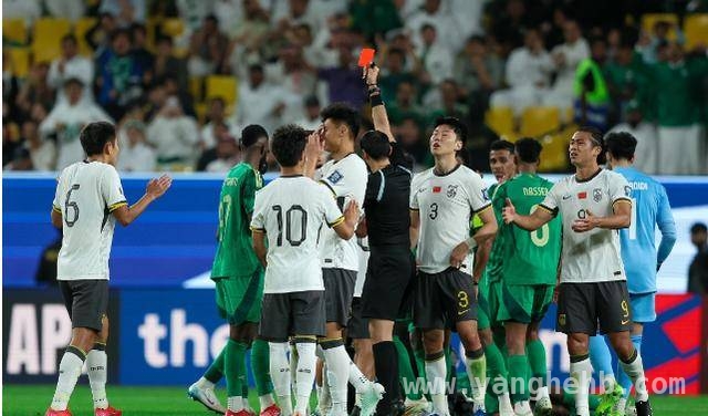 0-1败北沙特后，国足锋线危机中王钰栋成破局希望，世预赛国足输球主力缺阵，18岁天才新星有望登场救主