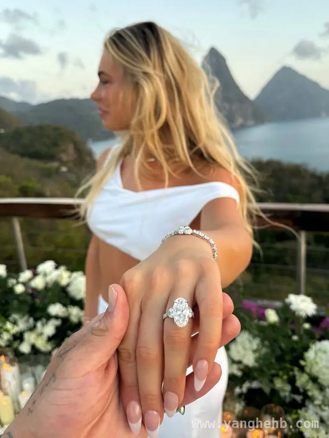 杰克·保罗向相恋两年女友求婚，大克拉钻戒见证真爱