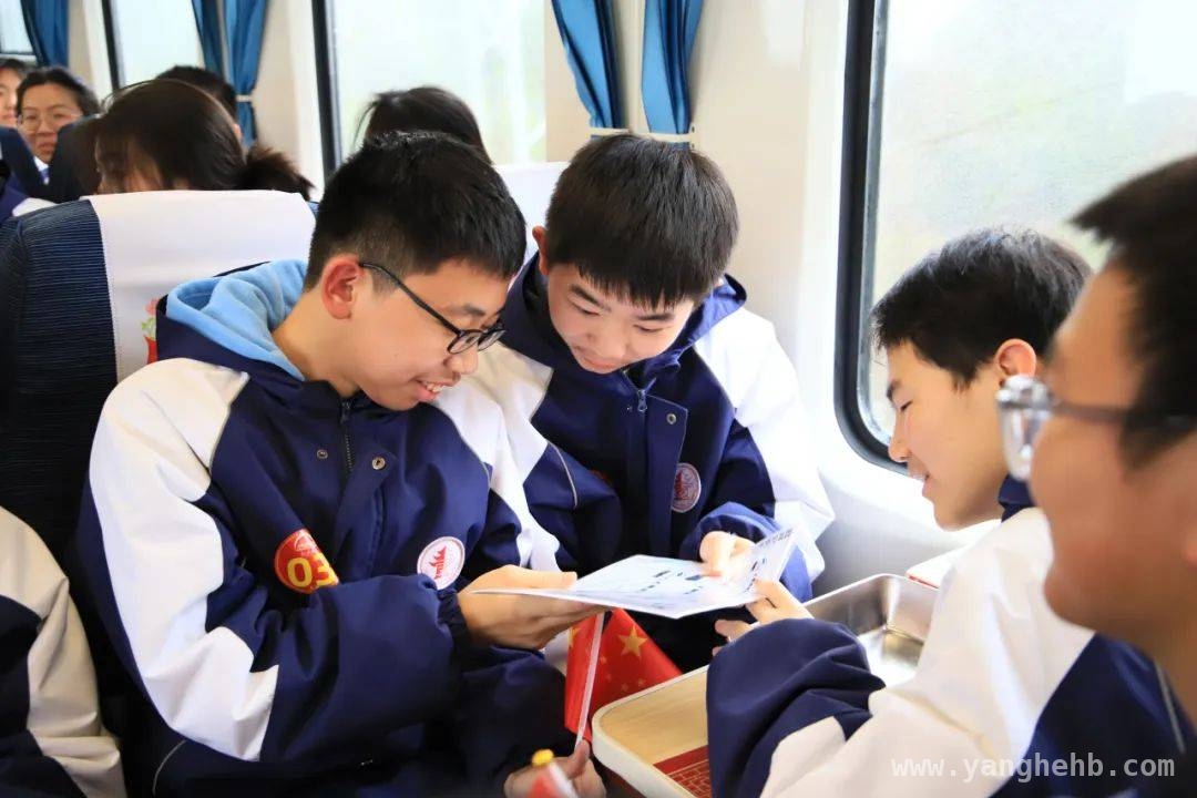 “韶山号”红色研学列车：为学子打造沉浸式红色学习体验，搭乘“韶山号”，学子踏上重温红色岁月的研学之旅