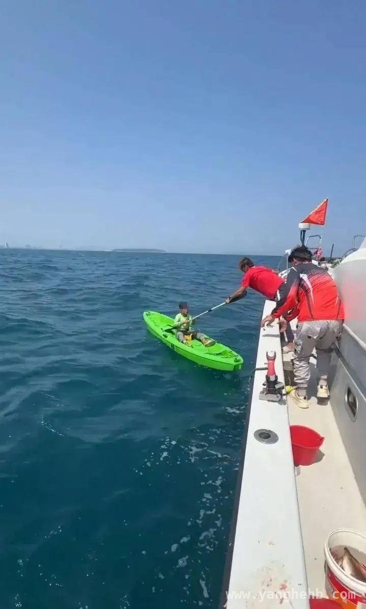 惊险！10岁男孩海上漂流9海里终平安回家，海钓偶遇：10岁小孩海上漂流一夜被救