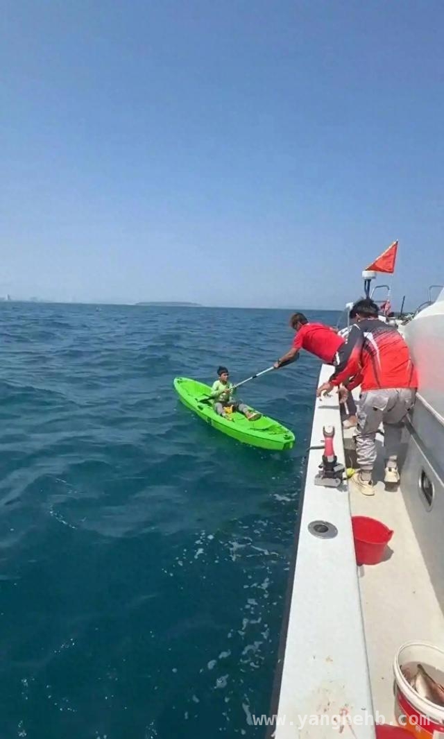 顽皮男孩海上漂流30公里获救，网络热度持续飙升 10岁男孩海上漂流一昼夜奇迹获救，背后故事引人深思