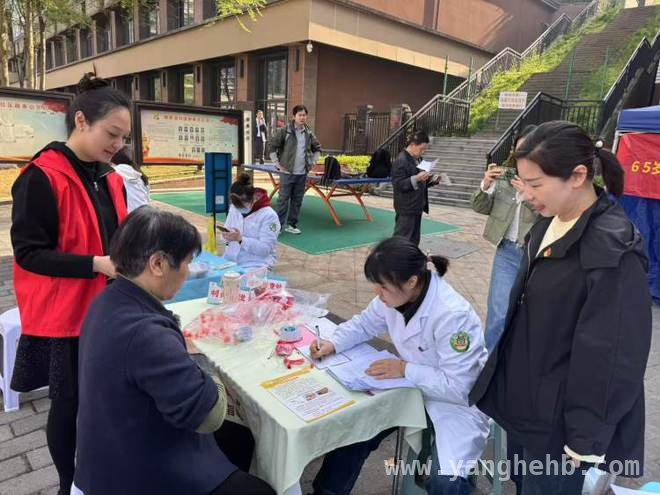 雷锋精神进社区，御泰春日暖意浓！，御泰社区义诊便民，让雷锋精神在春日绽放
