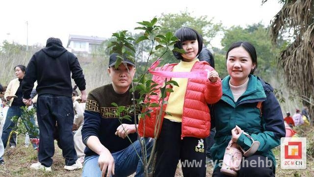 “携手创绿”活动：小学生在自然与游戏中成长，汇东实验学校一年级12班：植树节里的欢乐与感悟