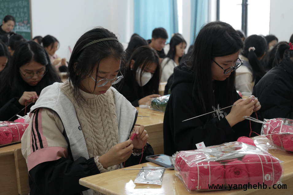 360件爱心毛衣，跨越千里书写神奇爱心故事 江西志愿者爱心接力，新疆小学孩子们暖了心