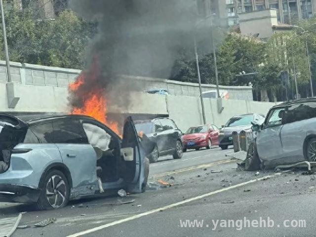 成都蔚来ES6碰撞起火，5人受伤无生命危险，事故真相待揭！