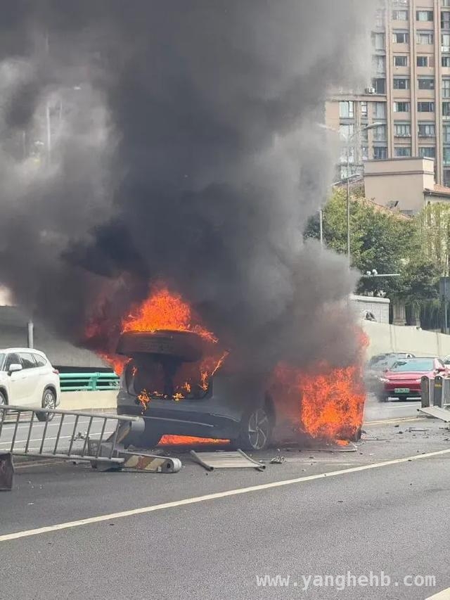成都蔚来ES6碰撞起火，5人受伤无生命危险，事故真相待揭！