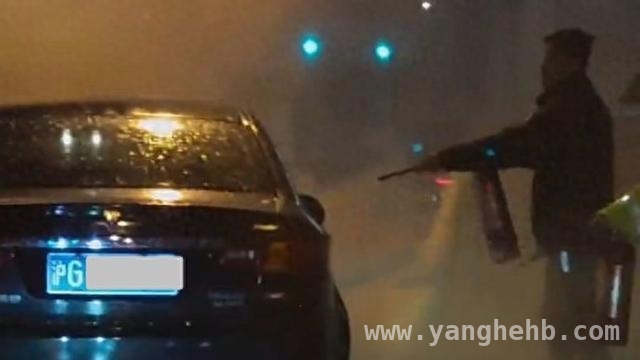 轿车自燃逼近加油站，民警出手力挽狂澜，危急时刻！民警下班途中扑灭轿车自燃大火