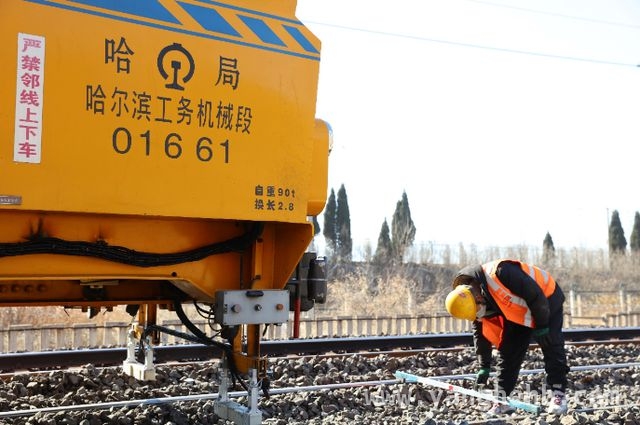 53岁工长背井离乡，守护铁道线路畅通 十载离乡，铁道工人为线路安全全力以赴