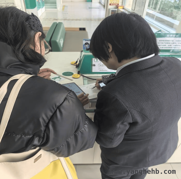 用爱跨越障碍：农行助力听障大学生咨询汇款事宜，农行暖心服务，为听障女士架起金融沟通桥梁