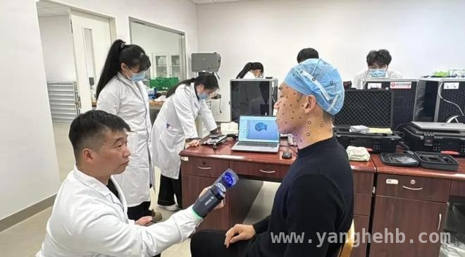 面部受伤的朱辰杰佩戴特制面具，开启康复新征程！
