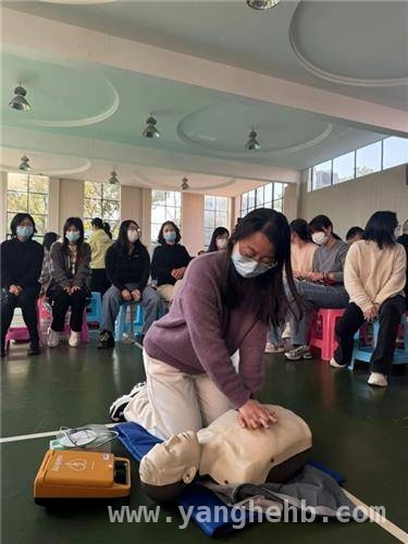 急救知识进校园，华林小学教职工全员持证上岗 华林小学应急救护培训，为学生撑起安全保护伞