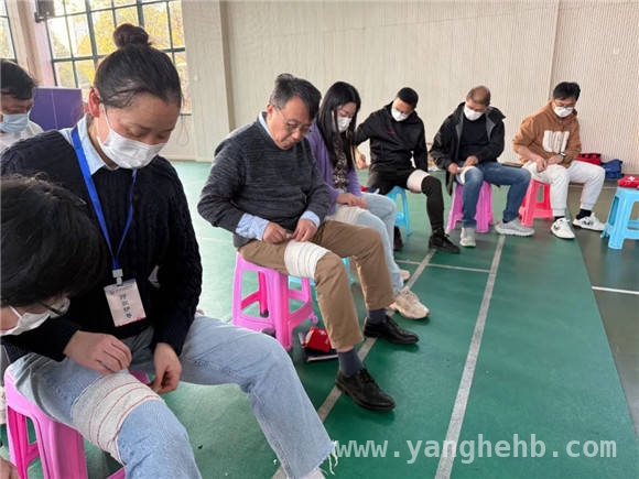急救知识进校园，华林小学教职工全员持证上岗 华林小学应急救护培训，为学生撑起安全保护伞