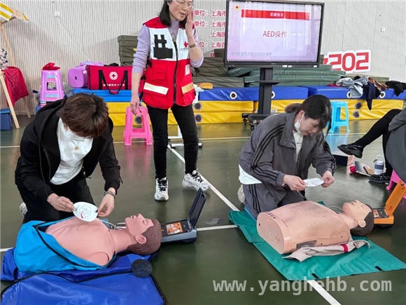 急救知识进校园，华林小学教职工全员持证上岗 华林小学应急救护培训，为学生撑起安全保护伞
