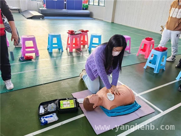 急救知识进校园，华林小学教职工全员持证上岗 华林小学应急救护培训，为学生撑起安全保护伞