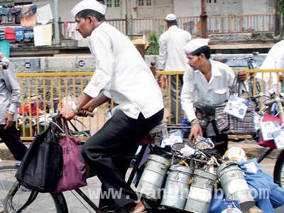 孟买“dabbawala”：在交通、气候与成本中诞生的服务