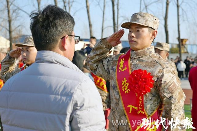 2025丰县新兵入伍，“新兵守国·老兵守家”谱写拥军新篇，徐州丰县：新兵铿锵入伍，军民携手共护家国山河