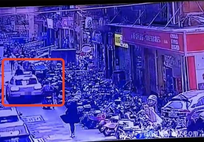 小区保安挪车致保时捷受损，赔偿责任成谜！，保时捷被撞，保安称紧急救助，责任认定待解