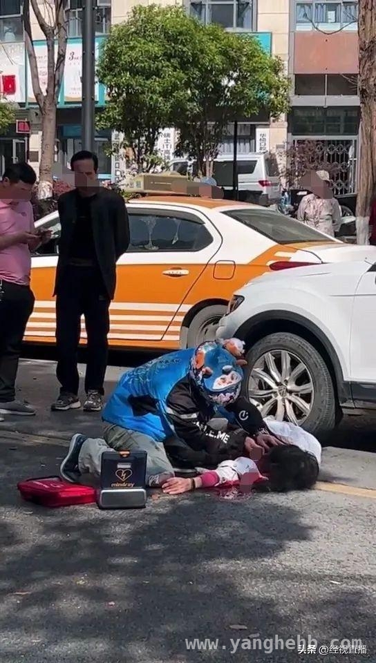 外卖小哥携AED勇救老人，传递生命希望