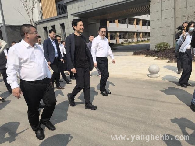 雷军重返仙桃中学，图书馆揭牌尽显桑梓情怀，雷军5000万捐母校，一周多地活动忙不停