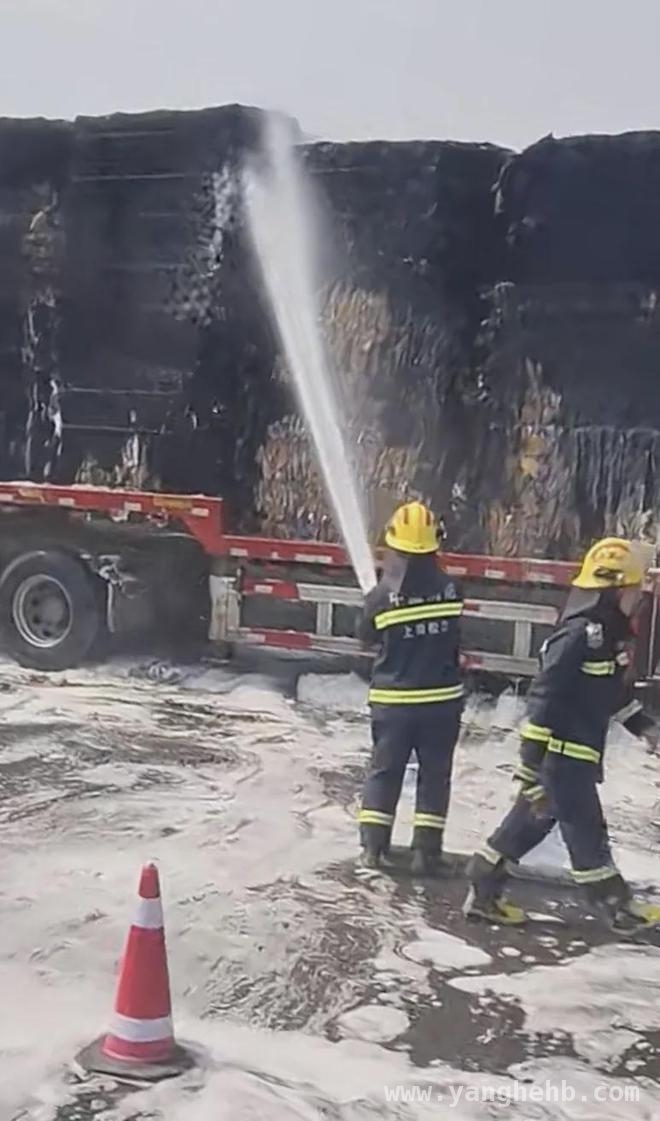 申嘉湖高速货车起火事故处置完毕，未造成人员伤亡，3月26日申嘉湖高速：半挂货车货物起火有惊无险