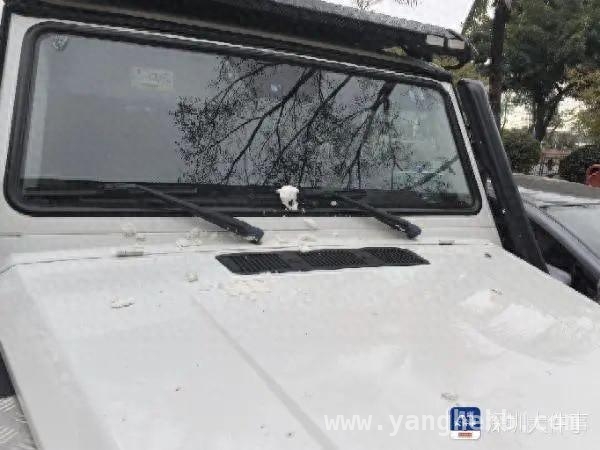 湿纸团砸车赔七千：高空抛物不可小觑，七千赔偿！小小纸团高空砸坏豪车背后的警示