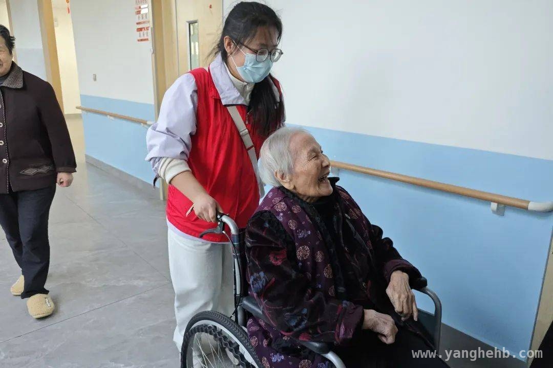 春日志愿活动：用爱温暖“一老一少”，志愿之光：春日采摘传递尊老爱幼深情