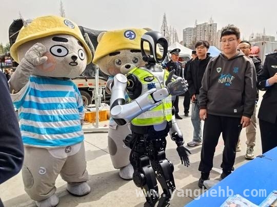 青岛：警网融合，提升流动人口服务保障水平，科技人文交融，青岛流动人口服务宣传周启幕