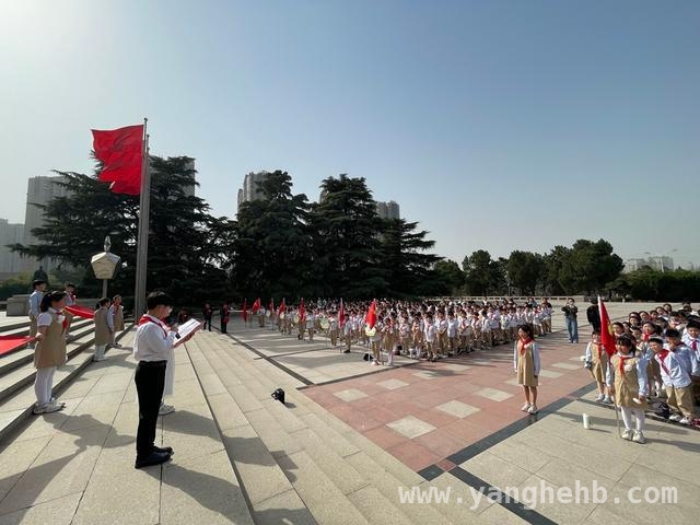 郑州市烈士陵园：兴华小学开展主题教育实践活动 兴华小学600余名师生徒步祭英烈，传承红色基因